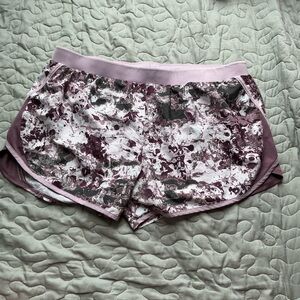 Under Armour HeatGear Running Shorts Women’s XL Pink Marble Athletic 2-in-1